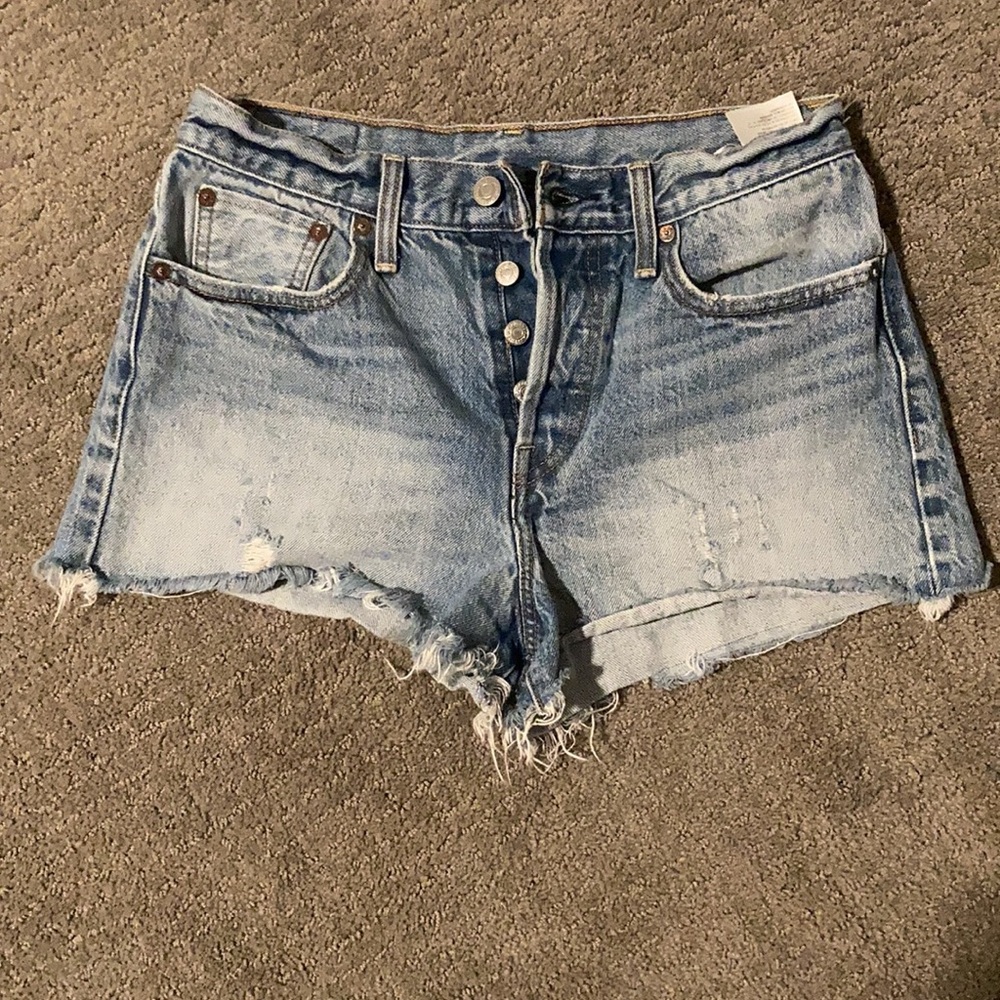 Highly sought after Levi cutoff shorts women’s Juniors size 28